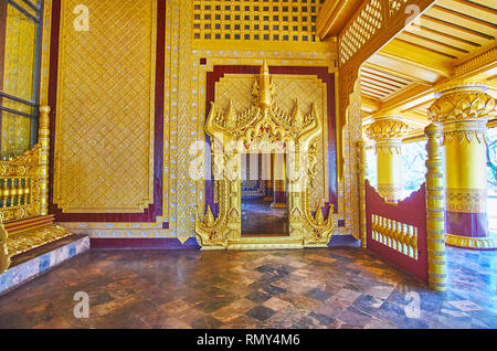 BAGO, MYANMAR - février 15, 2018 : Le cadre de la porte dorée avec des sculptures en bois dans la région de Bee (Bhammayarthana) Salle du Trône du Palais Kanbawzathadi, sur F Banque D'Images