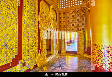 BAGO, MYANMAR - février 15, 2018 : l'intérieur de l'Abeille (Bhammayarthana détails) Salle du Trône du Palais Kanbawzathadi mirrorwork avec de fines et complexes woode Banque D'Images