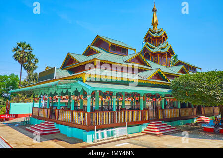 BAGO, MYANMAR - février 15, 2018 : le pavillon des pèlerins en bois coloré à l'entrée nord de la Pagode Shwemawdaw est décoré de motifs sculptés et Banque D'Images