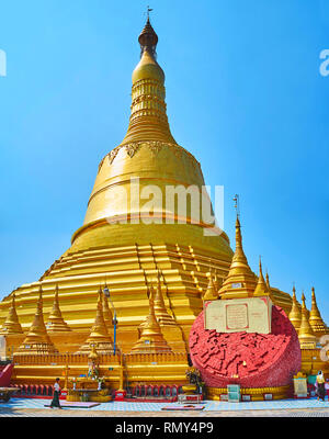 BAGO, MYANMAR - 15 février 2018 : Panorama de la stupa doré de Shwemawdaw Paya et le bloc de briques à ses pieds, s'est effondrée pendant le tremblement de terre, o Banque D'Images