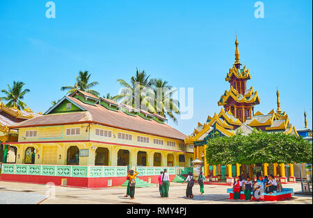 BAGO, MYANMAR - février 15, 2018 Image : maisons de Shwemawdaw Paya : les bâtiments en briques ordinaires et sanctuaires birmans traditionnels avec pyatthat Banque D'Images