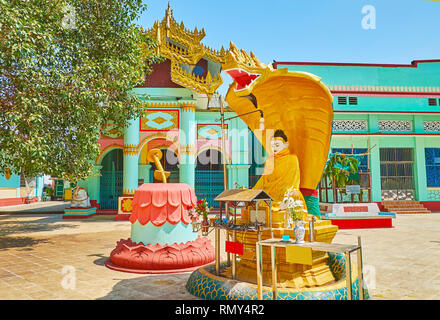 La ville pittoresque de Naga-Raja image de Bouddha dans le sanctuaire de Shwemawdaw Paya, Bago, le Myanmar. Banque D'Images