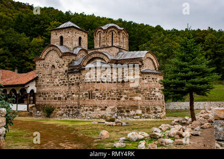 Poganovo Monastère de Saint Jean le Théologien (Manastir Poganovo) , est situé à proximité du canyon de la rivière Jerma en Serbie. il a été construit dans le 14e Banque D'Images