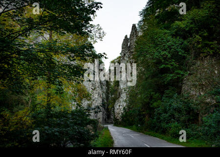 Jerma River canyon avec des falaises environnantes plus de 200m de haut, extrêmement dangereux, la route le long du bord de la gorge, de nombreuses courbes prononcées. Banque D'Images