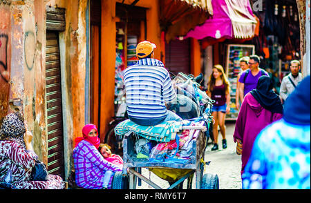 Marrakech, Maroc, le 31 octobre 2015 : Man riding horse on marché dans la Médina de la vieille ville Banque D'Images