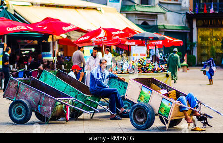 Marrakech, Maroc, le 31 octobre 2015 : personnes en attente sur les marchés dans la Médina de la vieille ville Banque D'Images