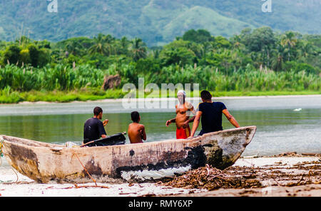 Palomino, Colombie le 20 novembre 2014 : voir sur le groupe de personnes en attente par bateau en bois sur la plage de Palomino à côté du parc national Tayrona Banque D'Images