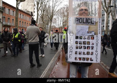 De graves affrontements s'est produite le 02/02/2019 dans les rues de Toulouse, France, entre les unités de police anti-émeute et le gilet jaune (gilets jaunes). Banque D'Images