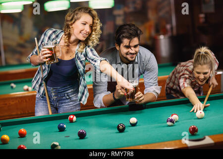 Jeu de billard-très bon moment avec les amis Banque D'Images