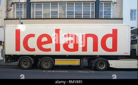 L'Islande un camion poids lourd articulé le déchargement sur King Street, Hammersmith, London, W6, UK Banque D'Images