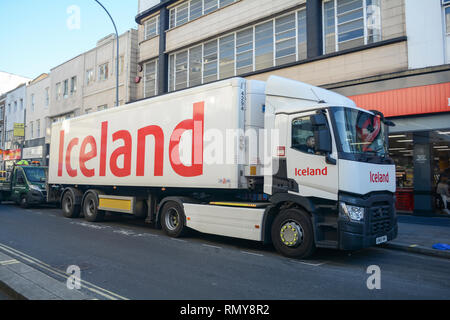 L'Islande un camion poids lourd articulé le déchargement sur King Street, Hammersmith, London, W6, UK Banque D'Images