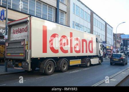 L'Islande un camion poids lourd articulé le déchargement sur King Street, Hammersmith, London, W6, UK Banque D'Images