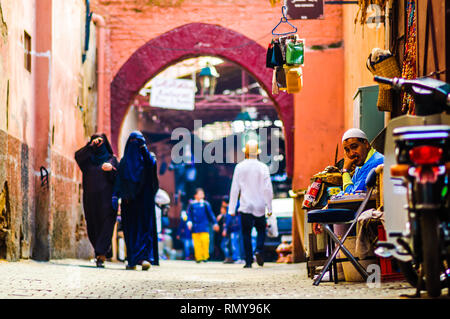 Marrakech, Maroc, le 31 octobre 2015 : voir sur la femme et les sections locales dans la région de souk de la vieille ville Banque D'Images