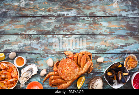 Variété de fruits de mer fraîchement préparés sur la table. Vue d'en haut Banque D'Images