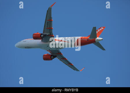 EasyJet A320neo laissant LCLK. Banque D'Images