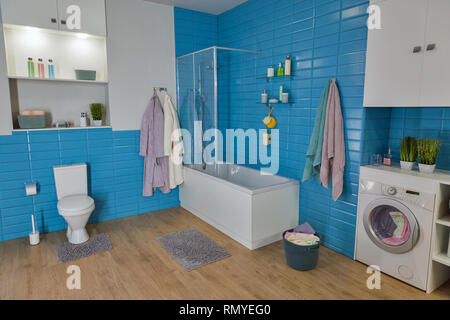 Salle de bains moderne avec du blanc de la cuvette des toilettes et tuile bleu Banque D'Images