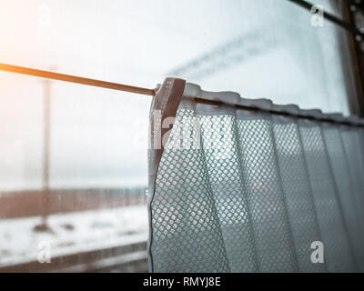 Vue depuis la fenêtre du train. Le rideau sur la fenêtre Banque D'Images