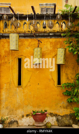 Un mur jaune sur un vieux bâtiment historique dans le centre de l'UNESCO ville de Hoi An Vietnamien Banque D'Images