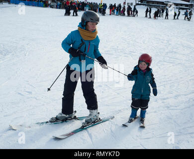 La Suède, le ski peut être un moyen de transport, un loisir ou un sport d'hiver concurrentiel dans lequel le participant utilise des skis pour glisser sur la neige. Banque D'Images