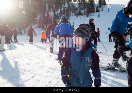 La Suède, le ski peut être un moyen de transport, un loisir ou un sport d'hiver concurrentiel dans lequel le participant utilise des skis pour glisser sur la neige. Banque D'Images