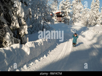 La Suède, le ski peut être un moyen de transport, un loisir ou un sport d'hiver concurrentiel dans lequel le participant utilise des skis pour glisser sur la neige. Banque D'Images