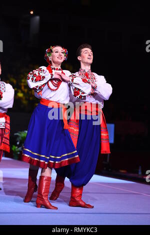 Kiev, Ukraine - 01 Avril 2017 : Performance de l'ensemble de danse ukrainienne à Stella Zakharova gymnastique artistique de l'Ukraine International Cup. Danse folklorique traditionnelle étape. La danse ethnique. Banque D'Images