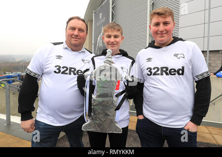 Derby County fans avec un trophée en coupe avant de la FA Cup cinquième ronde match au stade AMEX, Brighton. Banque D'Images