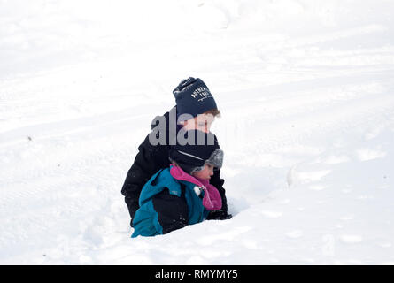 La Suède, le ski peut être un moyen de transport, un loisir ou un sport d'hiver concurrentiel dans lequel le participant utilise des skis pour glisser sur la neige. Banque D'Images