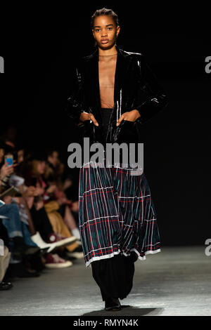 Un modèle sur le podium au cours de l'Université de Westminster BA show à la Semaine de la mode de Londres, Londres. ASSOCIATION DE PRESSE Photo. Photo date : vendredi 15 février, 2019. Crédit photo doit se lire : Katie Collins/PA Wire Banque D'Images