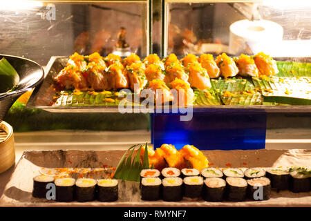 La nourriture japonaise et Sushi bar de style thaïlandais, beaucoup de variété au basculement de l'alimentation en ligne buffet restaurant pour personnes coin dîner à l'hôtel dans la nuit à Bangk Banque D'Images