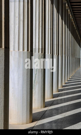 Colonnes dans le soleil sur l'ancienne agora, Athènes, Grèce Banque D'Images