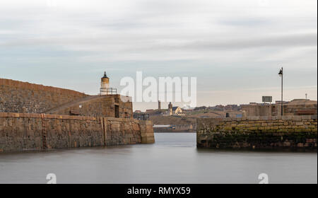 Vue du port de plaisance de Banff vers Macduff, Aberdeenshire, Ecosse. Banque D'Images