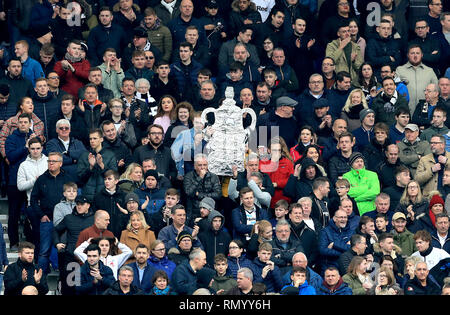 Une vue générale de Derby County fans dans les peuplements tenant une tasse de FA trophy fait maison au cours de la FA Cup cinquième ronde match au stade AMEX, Brighton. Banque D'Images