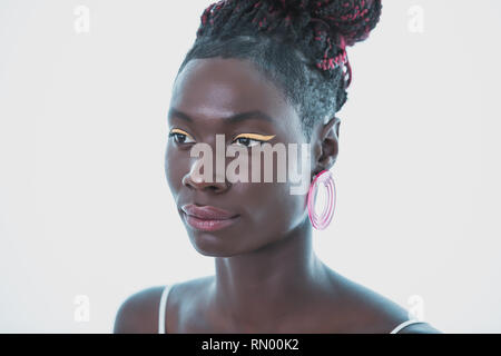 Attractive black woman wearing white Robe frangée sur fond blanc Banque D'Images