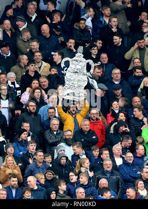 Une vue générale d'un Derby County ventilateur dans les stands tenant une tasse de FA trophy fait maison au cours de la FA Cup cinquième ronde match au stade AMEX, Brighton. Banque D'Images