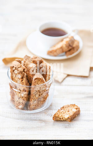 Biscotti sur fond clair. Délicieux petit-déjeuner. Focus sélectif des aliments. Banque D'Images