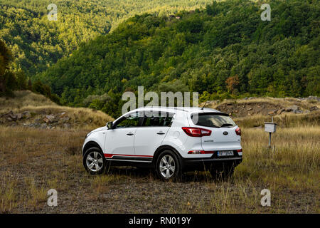 Voiture Kia Sportage 2.0 CRDI awd ou 4x4, couleur blanche, sur le pré. Banque D'Images