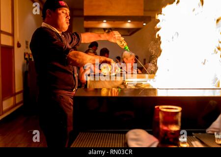 Riviera Maya, Mexique - Le 28 juillet 2018. Japonais Tepanyaki chef divertit diners dans un restaurant de luxe avec un show de flammes sur une chaude shove Banque D'Images
