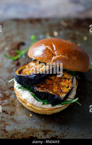 Burger végétalien avec purée de haricots blancs et de tranches d'aubergine épicée Banque D'Images