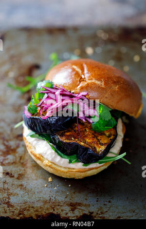 Burger végétalien avec purée de haricots blancs et de tranches d'aubergine épicée Banque D'Images