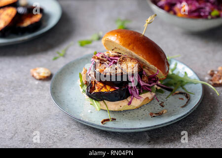 Burger végétalien avec purée de haricots blancs et de tranches d'aubergine épicée Banque D'Images