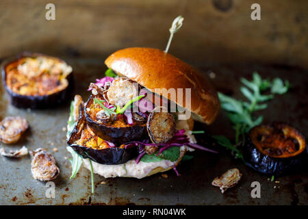 Burger végétalien avec purée de haricots blancs et de tranches d'aubergine épicée Banque D'Images