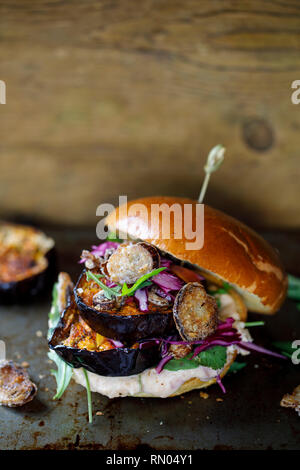 Burger végétalien avec purée de haricots blancs et de tranches d'aubergine épicée Banque D'Images