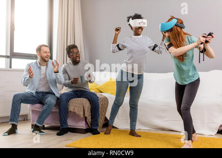 Maintenant, c'est girl s tour de jouer 3D jeu de tennis sur le court de tennis virtuel, interracial couple femelle femelle en casque VR passionnante expérience emoti Banque D'Images