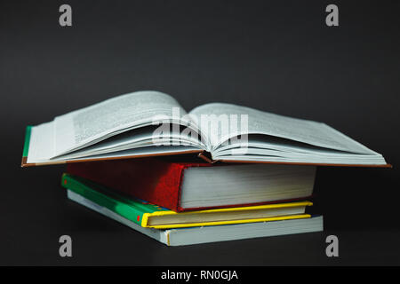 Pile de livres sur fond noir. pile de livres Banque D'Images