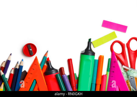 Un assortiment de fournitures scolaires, y compris des stylos, crayons, ciseaux, colle et d'une règle, sur un fond blanc Banque D'Images