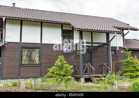 Cottage de deux étages en bois moderne à façade suburb Banque D'Images