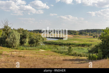 Paysage d'été en milieu rural de la rivière Ros, Centre de l'Ukraine. Banque D'Images