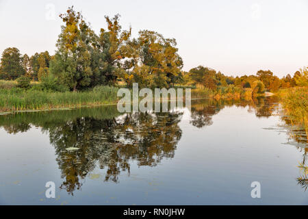 Ros river sunset paysage estival, Centre de l'Ukraine. Banque D'Images