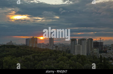 Paysage urbain urbain Kiev avec coucher du soleil spectaculaire avec des nuages, de l'Ukraine Banque D'Images
